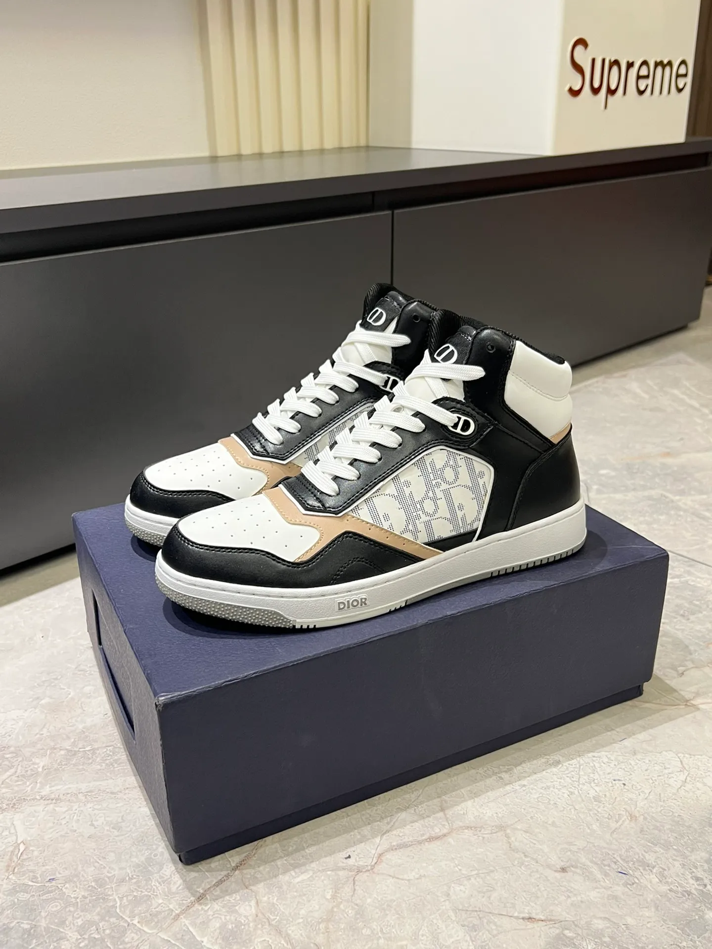 Men's shoes 💰p460 "Dio*" mid-top B27 casual sneakers. This B27 high-top sneaker is a new product in the series and continues Di*r's classic style. Crafted from gray and white smooth calf leather with beige and black Oblique print panels on the sides. The "CD Icon" shaped shoelace eyelets are clever and delicate, and the two-color rubber sole, rear collar and heel are all equipped with the brand's iconic details to enhance the style. Oblique printed straps at the ankle allow for an adjustable fit to complement the overall design. Fashionable and versatile, it can complement any look. Create an exquisite design with unique dynamic vitality and modern atmosphere, presented in low-top and high-top styles. This new must-have shoe adds a new dimension to Dior's archive heritage, embodying modern elegance. Purchase the original version and make it 1:1. If you need top quality, please come to me! Male 38-44!